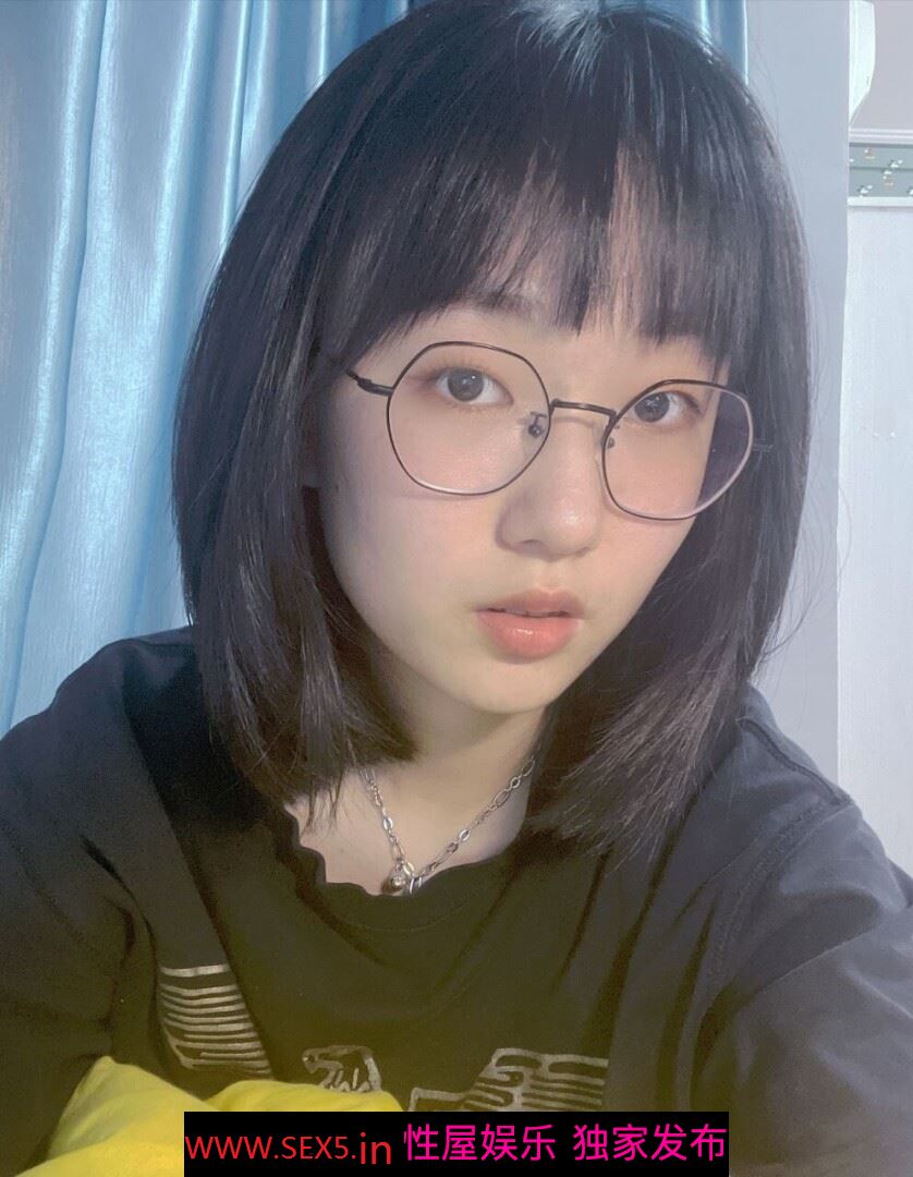 眼镜美臀学生[18P]