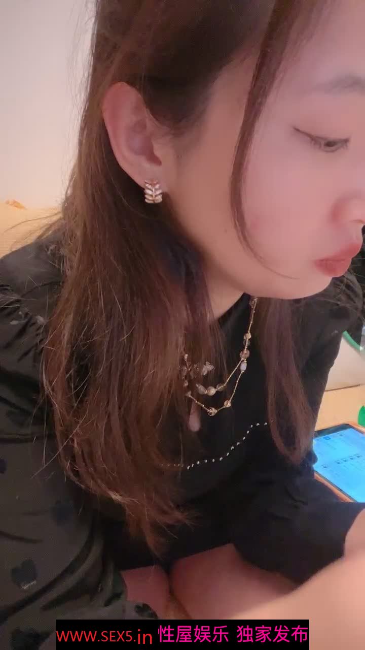 超嫩极品美少妇！吃完饭收费房！脱下衣服柔软柰子，揉捏娇喘呻吟，拿来按摩器震穴，难得一见超粉嫩小穴
