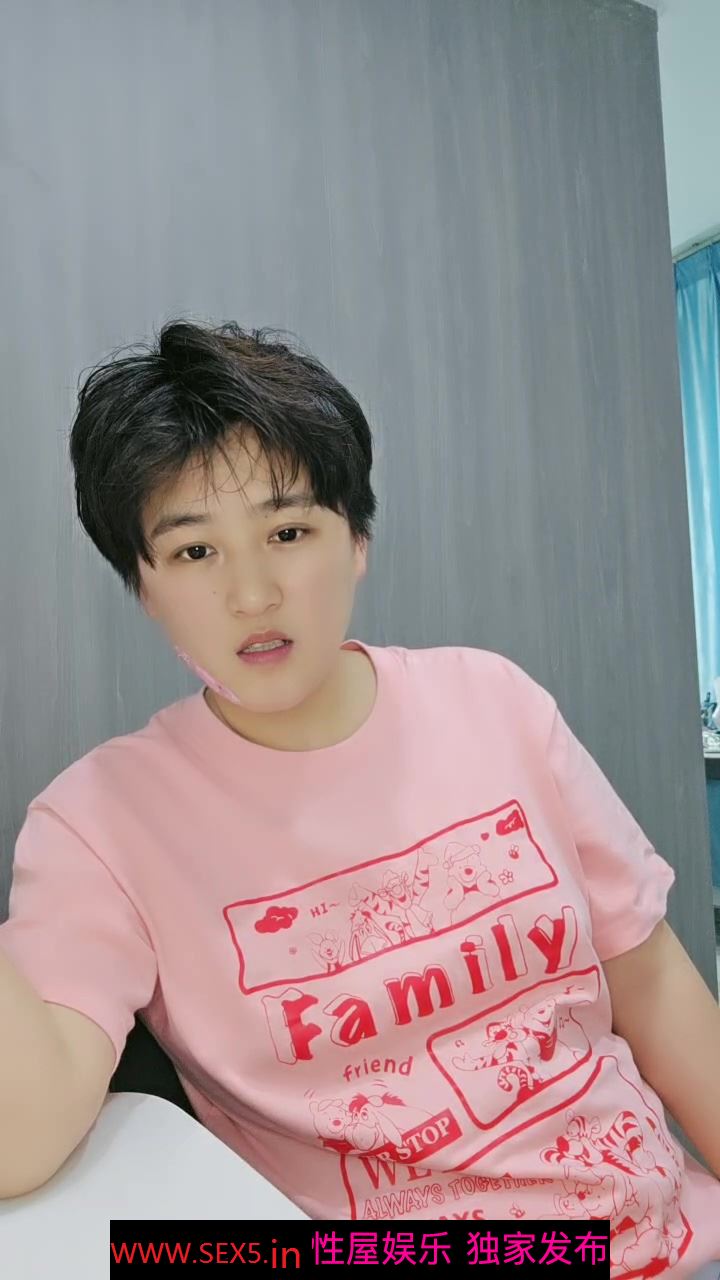 拉拉姐妹花露脸短发极品尤物少妇激情大秀直播，全程露脸让大姐穿上假鸡巴内裤爆草，吃奶玩逼亲小抠到逼喷水