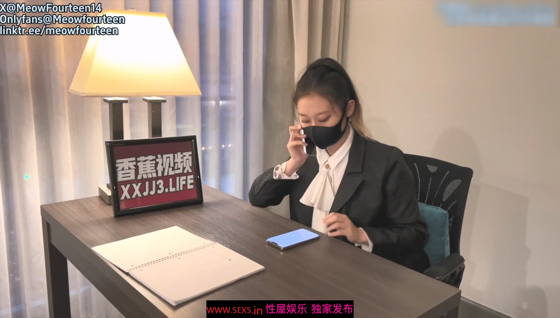 出差人妻给同事爆操3p 被老公打电话查岗性感尤物『喵十四』感受两个大鸡吧前后同时抽送 想叫又怕被老公听出来