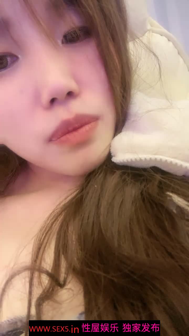 发骚的学姐露脸自己撕开丝袜撅着屁股求狼友草她,伸着舌头要舔大鸡巴,自己吃奶子自慰逼逼骚穴特写淫声荡语