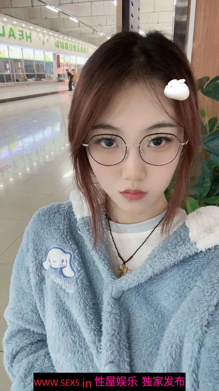 空虚孤独的美女反差大，毛毛大旺盛  [12P]
