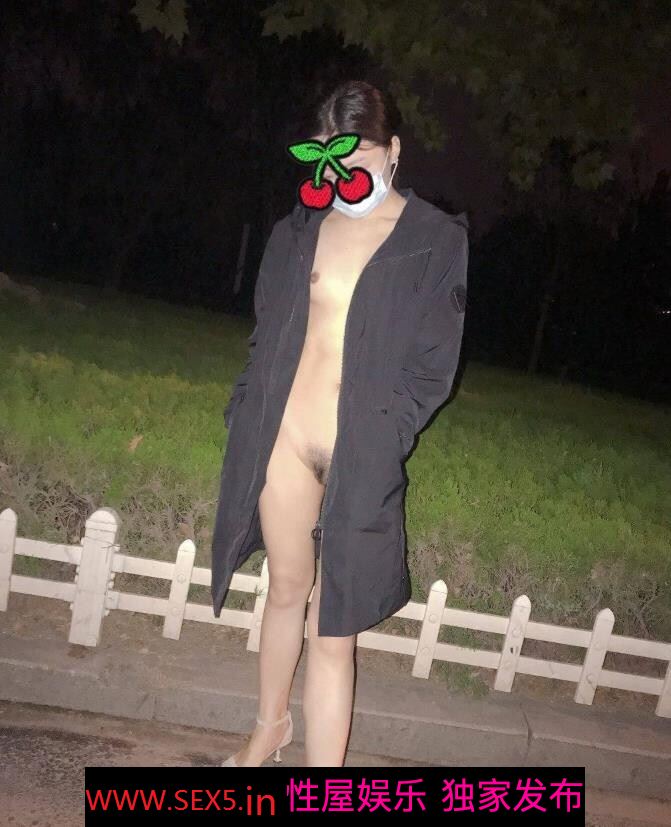 在公园遇到露出的美女.让我给她拍照.带到服装店买衣服.试衣间露出.带回家中出［30P］