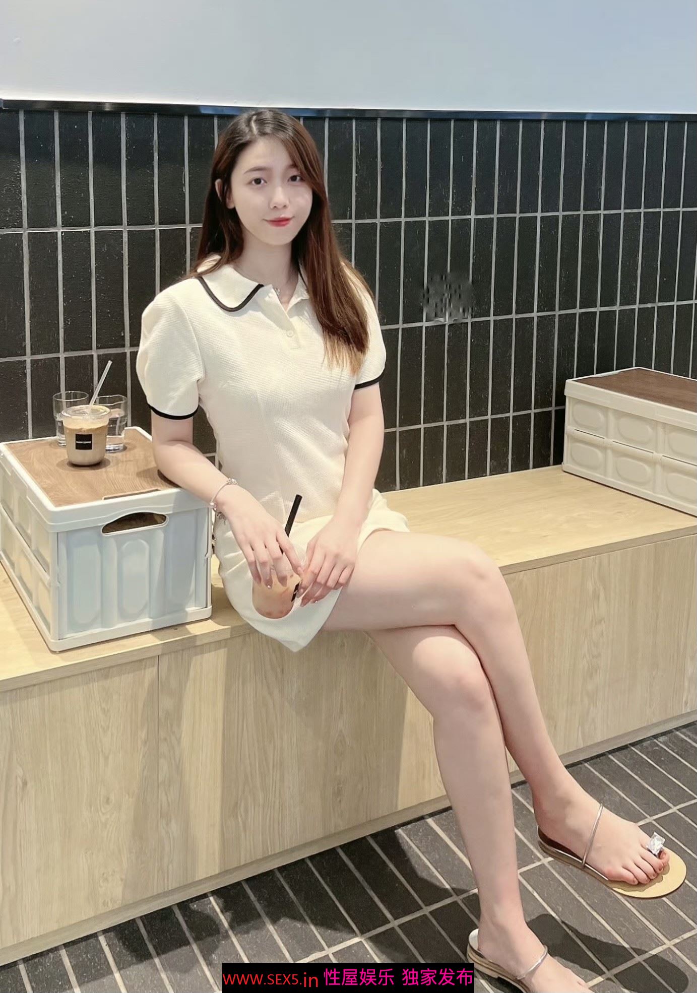 纯搬运身边已婚女同事照片，这次年纪小一些，但颇有韵味[17P]
