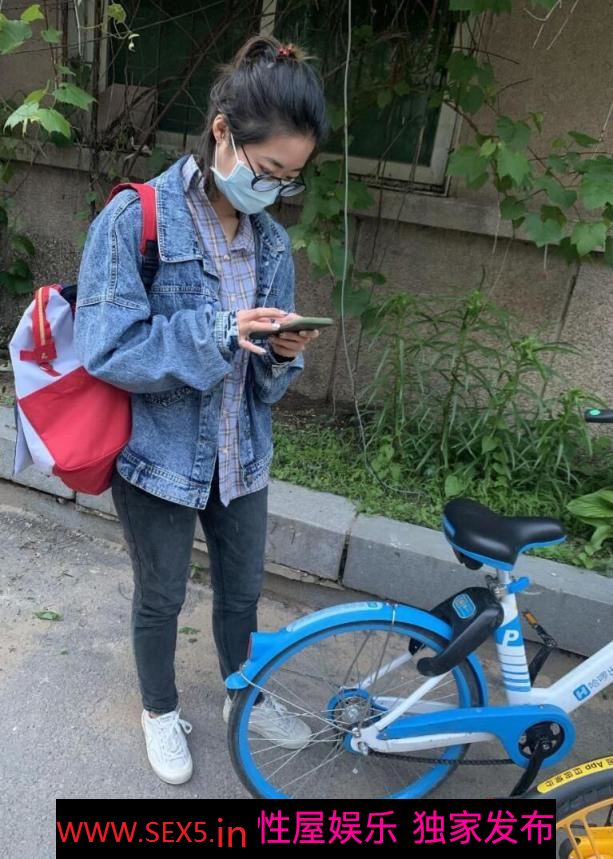 刚上大一的学霸妹子，青春朴素中带着点骚 [23P]