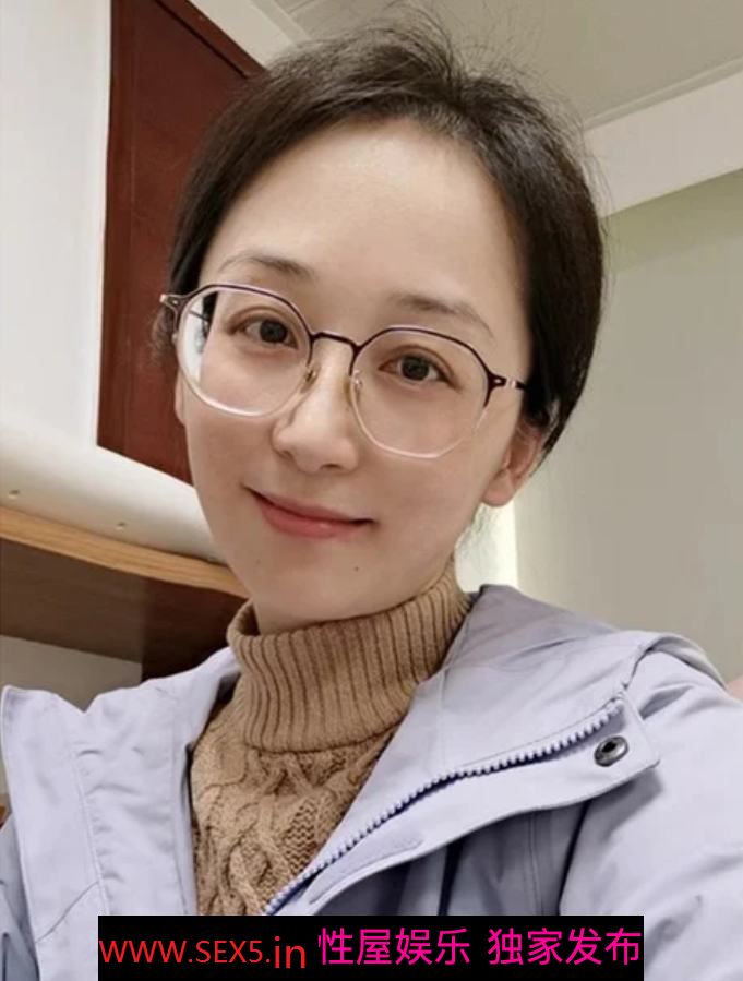 气质眼镜女反差感十足 [13P]