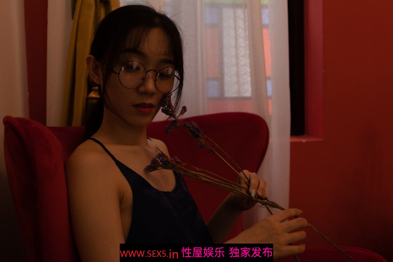 看上去就很放荡的眼镜妹 [28P]